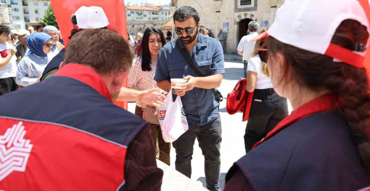 Sivas’ta vatandaşlara aşure dağıtımı gerçekleştirildi