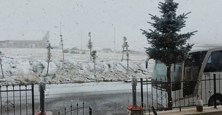 Sivas'ta Yıldız Dağı Kayak Merkezi'nde Mevsimin İlk Karı