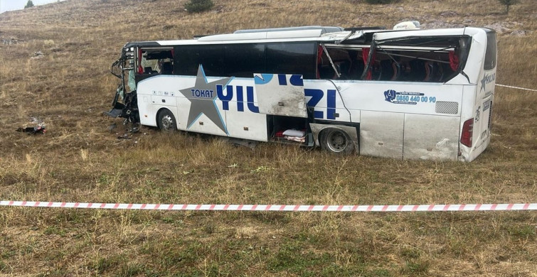 Sivas'ta Yolcu Otobüsü ile Tır Çarpıştı: 20 Yaralı