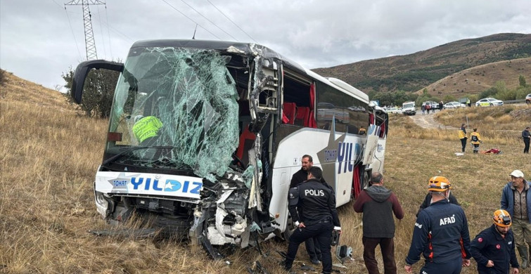 Sivas'ta Yolcu Otobüsü ve Tır Çarpıştı: 23 Yaralı