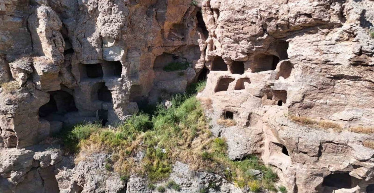 Sivas'taki 3 bin yıllık Kral Kaya Mağaraları turizm bekliyor