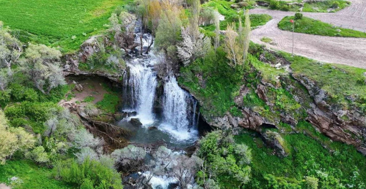 Sivas'taki Değirmenaltı Şelalesi Eşsiz Güzellikte Coştu