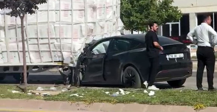 Sivas’taki kazada dorseye çarpan Tesla otomobil hurdaya döndü: 1 yaralı