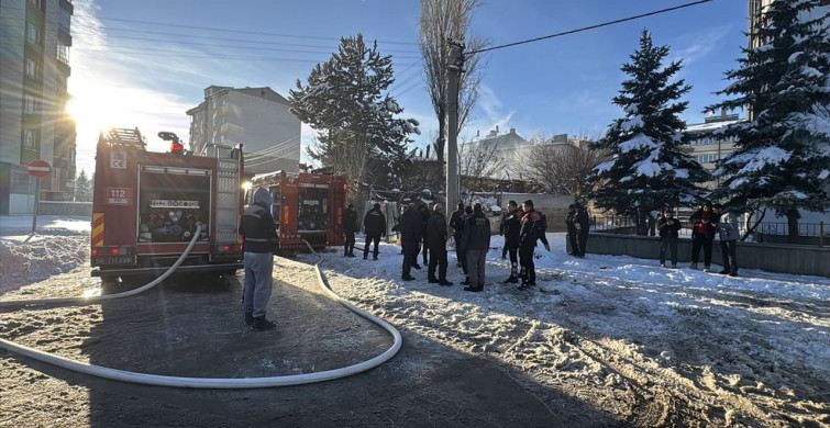 Sivas'taki Yangında 90 Yaşındaki Adam Ağır Yaralandı