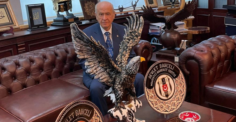 Siyah Beyazlı Takım Camiasından Devlet Bahçeli'ye İmzalı Beşiktaş Forması!