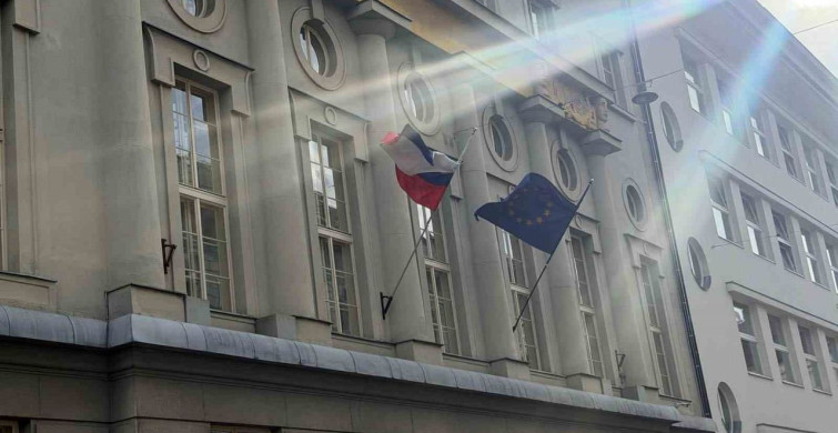 Slovenya'da Yeni Hükümetin Filistin Bayrağını İndirmesi