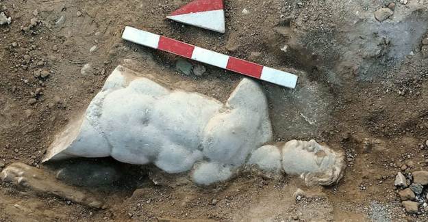 Smyrna Antik Kenti Kazılarında Satryros Kabartması Bulundu
