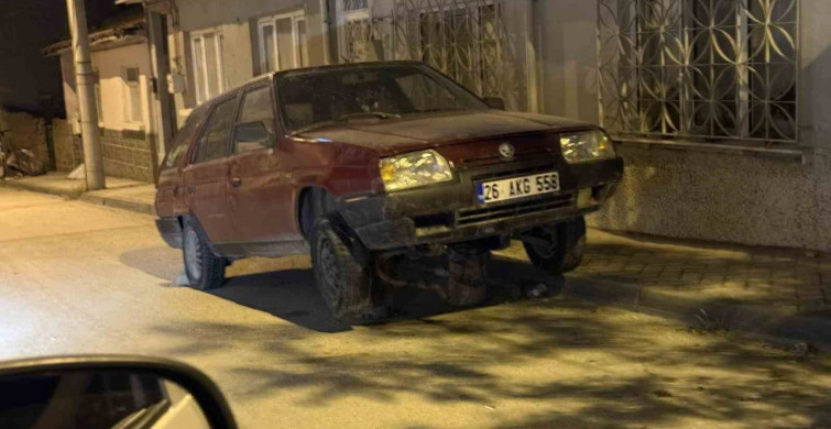 Sokakta kütükler üzerine bırakılan araç dikkat çekti