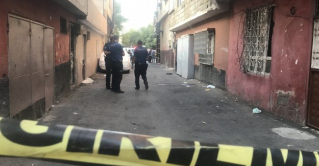 Sokaktan Geçen Dayı ve Yeğenine Kurşun İsabet Etti