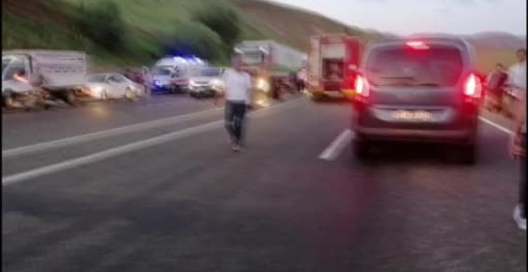 Solhan'da tır ile otomobil çarpıştı: 3 kişi yaralandı