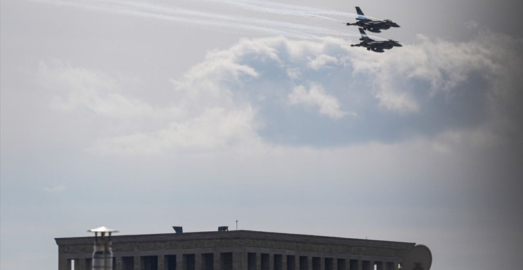 SOLOTÜRK Anıtkabir Semalarında Gösteri Uçuşu Gerçekleştirdi SOLOTÜRK Anıtkabir Semalarında Gösteri Uçuşu Gerçekleştirdi