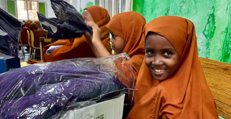 Somali'de Yetim Çocuklara Bayram Hediyesi