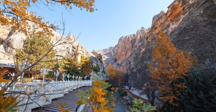 Somuncu Baba Külliyesi Sonbahar Güzelliğiyle Ziyaretçilerini Ağırlıyor