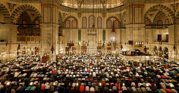 Camilerde Beş Vakit Cemaatle Namaz Kılınacak