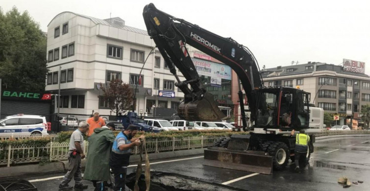 Son dakika: Eyüpsultan’da sağanak yağış sebebiyle yol çöktü! İETT otobüsü çukura düştü