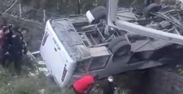 Son Dakika! Kocaeli'nde Feci Kaza, Öğrenci Servisi Dereye Uçtu!