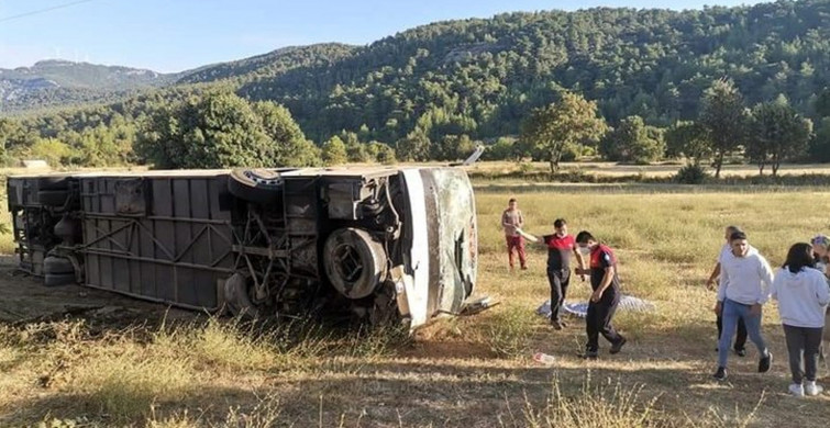 Son Dakika! Muğla'da Otobüs ile Öğrenci Servisi Çarpıştı