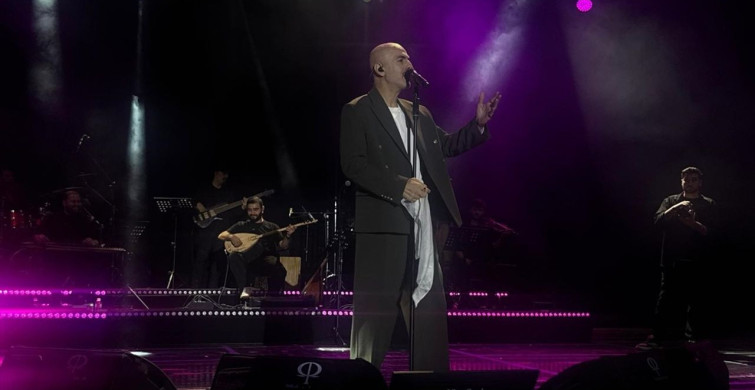 Soner Sarıkabadayı Bursa'da Unutulmaz Bir Konser Verdi
