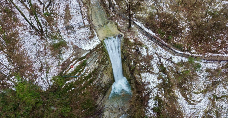 Sorkun Şelaleleri Karla Büyülendi