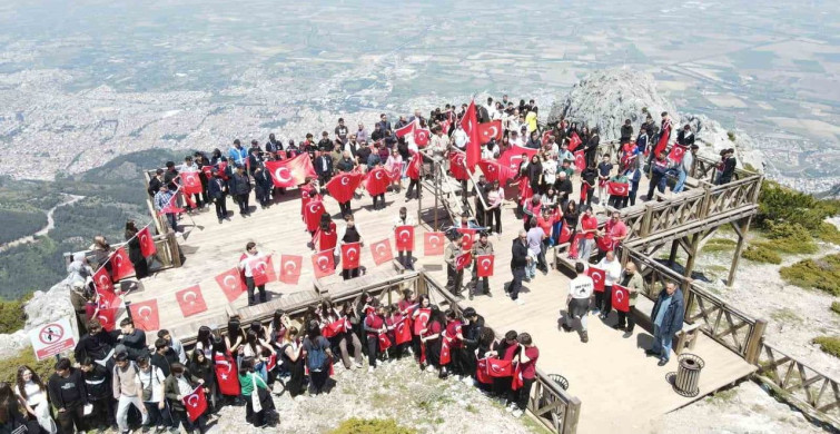 Spil Dağı'nda Gençlerin Bayrak Coşkusu