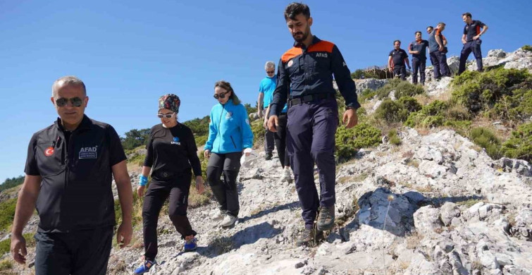 Spil Dağı'ndaki 15 Temmuz töreninde gaziler Türk bayrağını göndere çekti