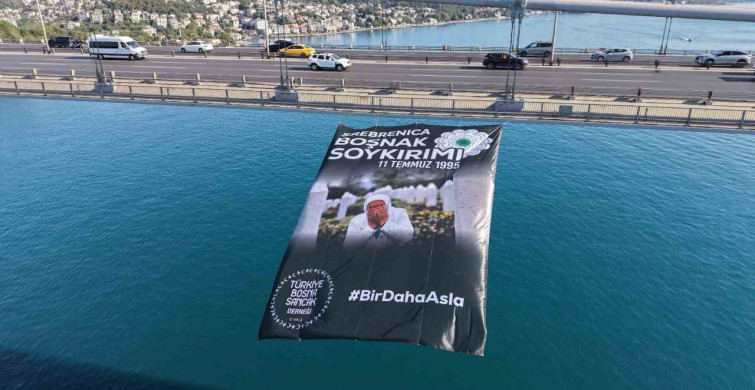 Srebrenitsa soykırımının 31. yıl dönümünde İstanbul Boğaz köprülerine pankartlar asıldı