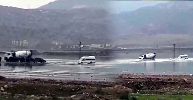 Su Altında Kalan Köprüden Geçmeye Çalışan Sürücüler Mahsur Kaldı
