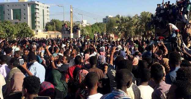 Sudan Devlet Başkanı Ömer el Beşir Ev Hapsinde!
