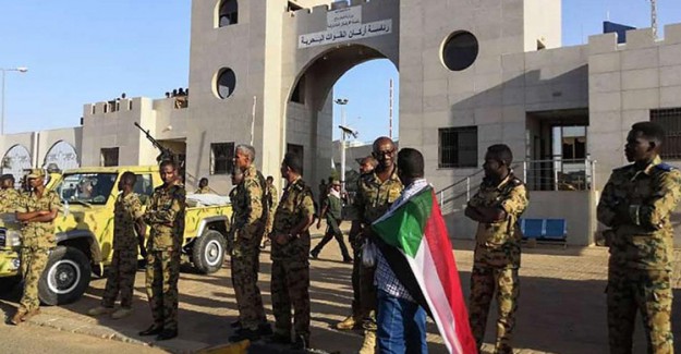 Sudan Ordusu Cumhurbaşkanı Beşir'in Yakınlarının Evlerini Kuşattı