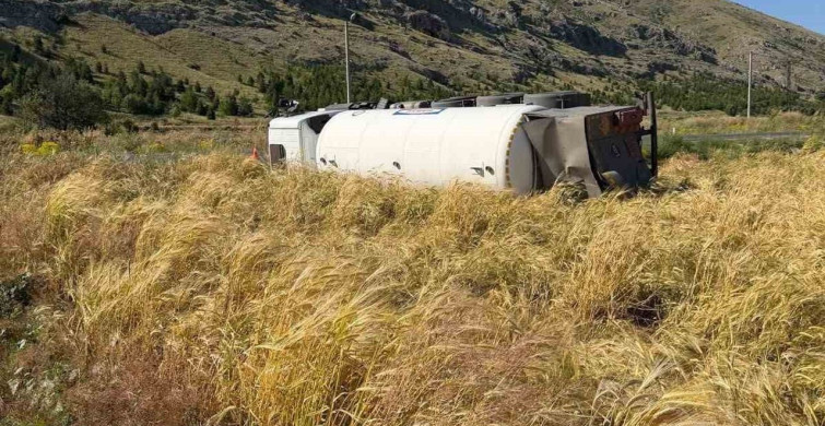 Şuhut'ta tankerin devrilmesi sonucu sürücü yaralandı
