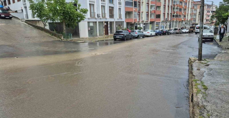 Süleymanpaşa'da Şiddetli Sağanak Yağışlar Yolları Dereye Dönüştürdü