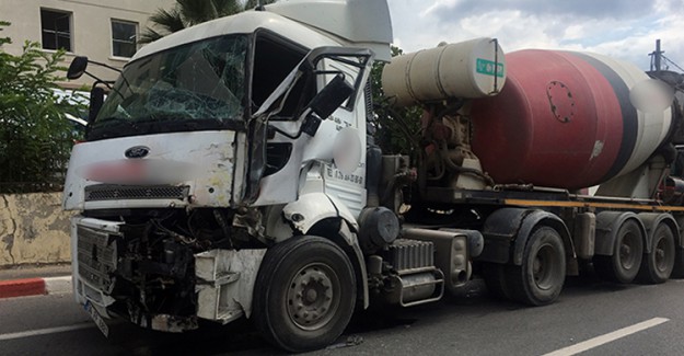 Sultanbeyli'de Beton Mikseri İle Kamyon Çarpıştı: 2 Yaralı