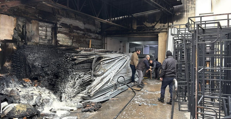 Sultanbeyli'de Boya İmalathanesinde Yangın Söndürüldü