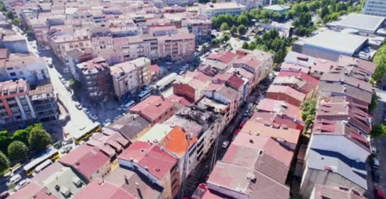 Sultangazi'de 4 katlı binanın çatısında yangın çıktı