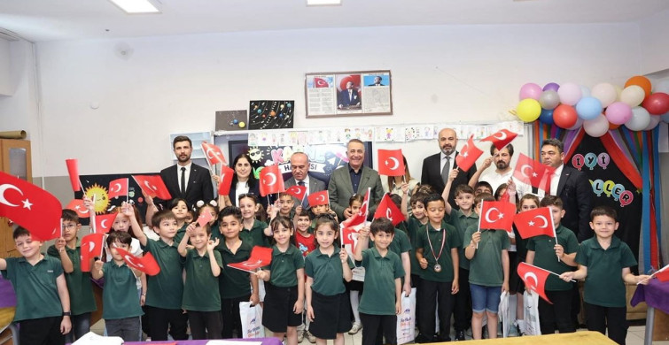 Sultangazi’de başkan dursun, öğrencilerin karne heyecanına ortak oldu
