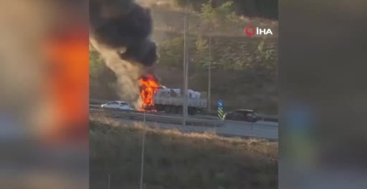 Sultangazi'de malzeme yüklü kamyonda yangın çıktı