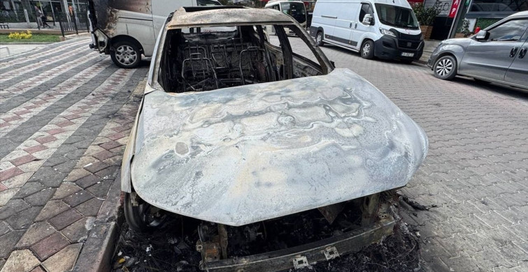 Sultangazi'de Park Halindeki Araçta Yangın Çıktı
