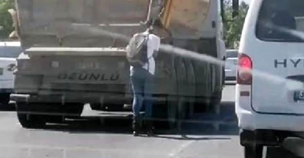 Sultangazi'de Patenli Genç Kamyonun Arkasına Tutunarak Yolculuk Yaptı