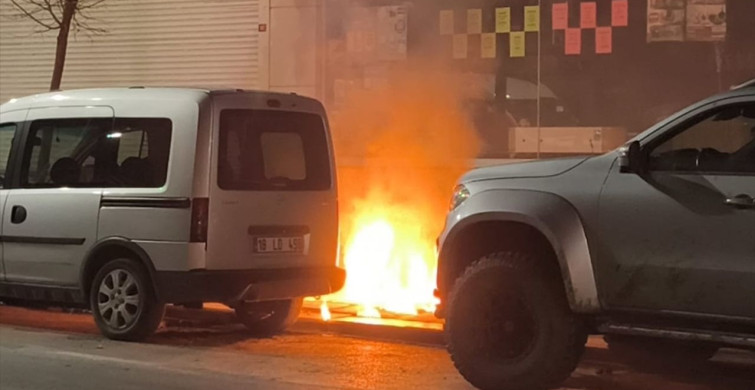 Sultangazi'de Yer Altı Elektrik Kabloları Patladı