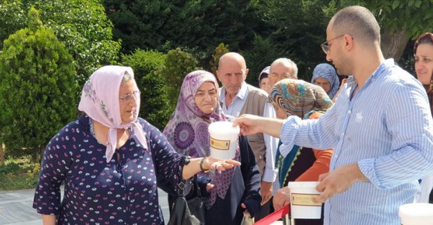 Sümbül Efendi Tekkesi'nde 3 Ton Aşure Dağıtıldı