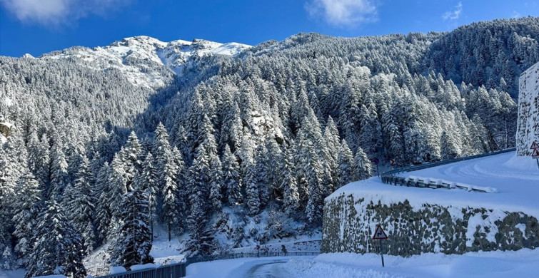 Sümela Manastırı Karla Kaplandı, Ziyaretçi Akınına Uğradı
