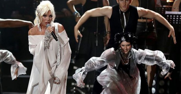 Süper Star Ajda Pekkan Konserde Zor Anlar Yaşadı