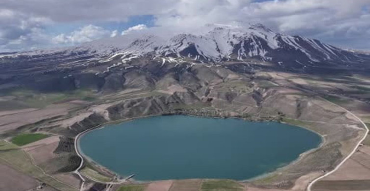 Süphan Dağı ve Aygır Gölü: Baharın Göz Alıcı Manzarası