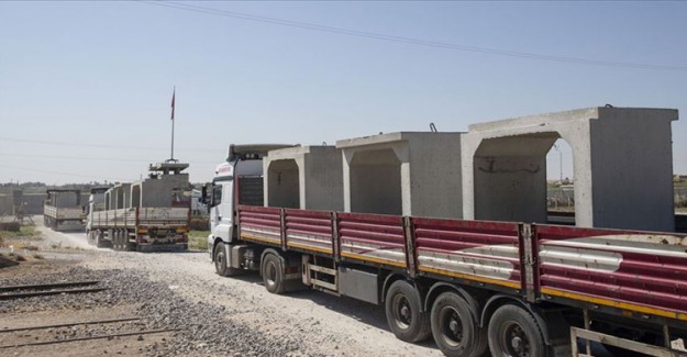 Suriye Sınırındaki 'Güvenli Bölge'ye Beton Blok Sevkiyatı
