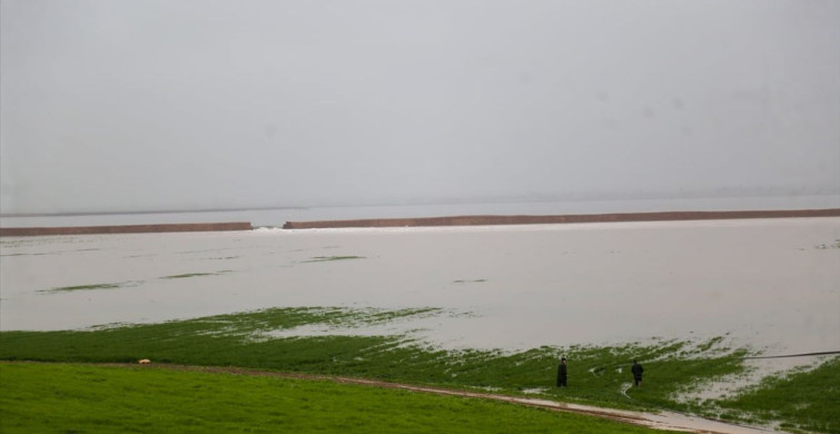 Suriye'de Sağanak Yağışlar Sulama Göletini Patlattı
