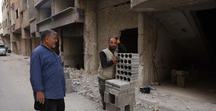 Suriyeliler Enkazdan Tuğla Üreterek Yeniden İnşa Sürecine Girdi