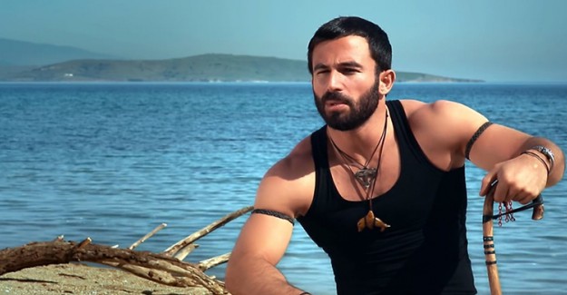 Survivor Turabi'den Uçakta Sorun Çıkaran Yolcuya Müdahale!