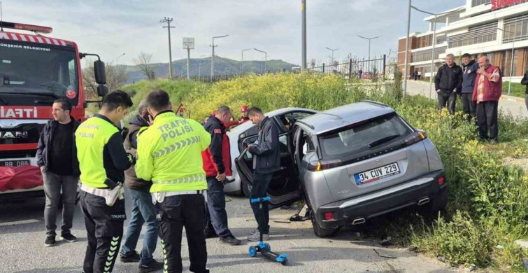 Susurluk'ta Çift Taraflı Trafik Kazası: 4 Yaralı