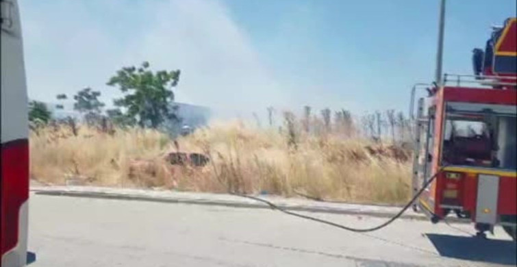 Susurluk'ta pazar alanına yakın otlukta yangın