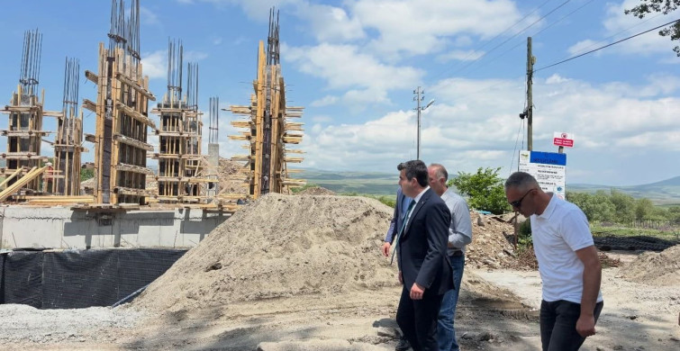 Susuz'da kamu yatırımları hızlanıyor: Kaymakam Öztürk hastane ve okul inşaatını inceledi